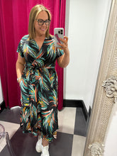 Load image into Gallery viewer, The Isabella Short Sleeves (new colours) - chichappensboutique