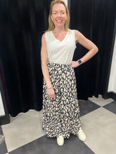 Load image into Gallery viewer, Leopard Wide Leg Pleated Trousers (various colours) - chichappensboutique