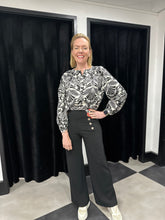 Load image into Gallery viewer, Monochrome Linen Feel Blouse - chichappensboutique