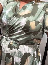 Load image into Gallery viewer, The Isabella Short Sleeves (new colours) - chichappensboutique