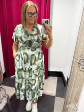 Load image into Gallery viewer, The Isabella Short Sleeves (new colours) - chichappensboutique