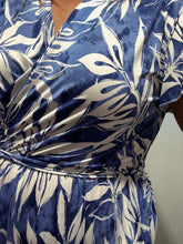 Load image into Gallery viewer, The Isabella Short Sleeves (new colours) - chichappensboutique
