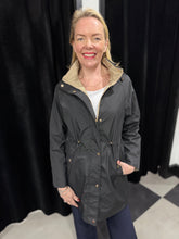 Load image into Gallery viewer, Reversible Parker Black/Taupe