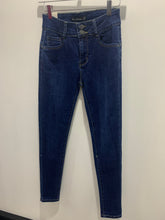 Load image into Gallery viewer, Sculpting Jeans (Size 36/8) - chichappensboutique
