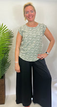 Load image into Gallery viewer, Stella Daisy Top (various colours) - chichappensboutique