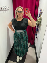 Load image into Gallery viewer, Sonder Snake Pleat Emerald Skirt - chichappensboutique