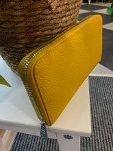 Load image into Gallery viewer, Aspen Leather Purse (boxed) - chichappensboutique